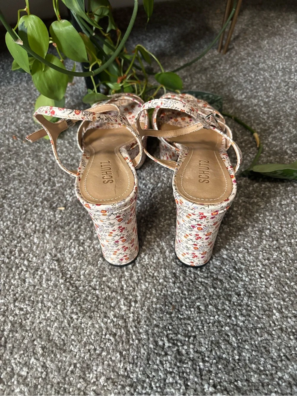 SCHUTZ Keefa Platform Sandal in Floral | Size 9 - Picture 5 of 7